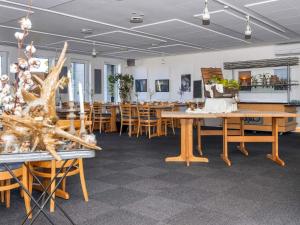 Restoran atau tempat lain untuk makan di 4 person holiday home on holiday park in Glesborg