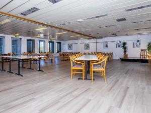 Restoran atau tempat lain untuk makan di 4 person holiday home on holiday park in Glesborg