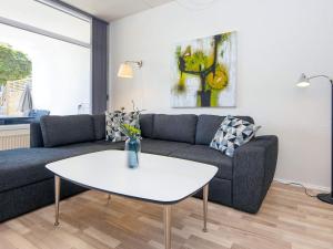 Ruang duduk di 4 person holiday home on holiday park in Glesborg