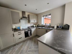 Kuchyň nebo kuchyňský kout v ubytování Rated 5 Star! Perfect For Business, Leisure And Relocation