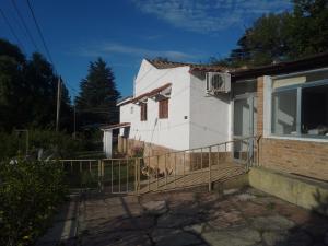 a white house with a balcony and a window at La Casa de los Pájaros in Tanti