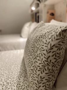 Uma cama ou camas num quarto em Hotel Lusitano