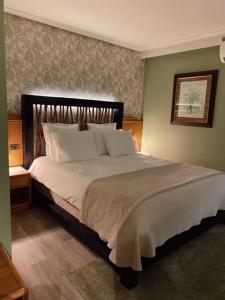 Uma cama ou camas num quarto em Hotel Lusitano