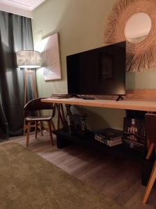 Uma televiso e/ou sistema de entretenimento em Hotel Lusitano