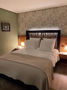 um quarto com uma cama grande e um computador porttil. em Hotel Lusitano em Vilar Formoso mais 37 fotografias