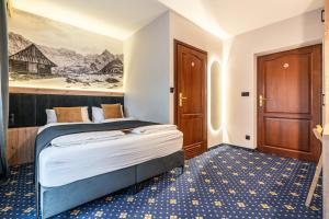 pokój hotelowy z łóżkiem w pokoju w obiekcie Dunajecki Dworek w Zakopanem