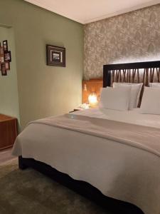 Uma cama ou camas num quarto em Hotel Lusitano