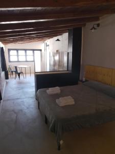 una camera da letto con due letti e un tavolo in una stanza di Cordero Ne gro a Malargüe