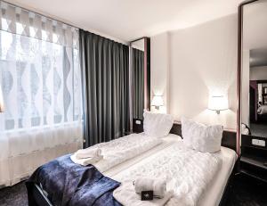 Postel nebo postele na pokoji v ubytování Hotel Mirage Düsseldorf-Neuss