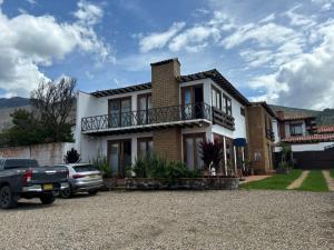 una casa con un coche aparcado delante en MONTEVERDI De LUXURY, en Villa de Leyva