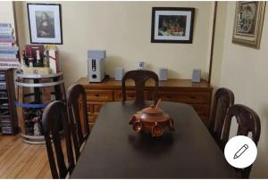 comedor con mesa con sillas y escritorio en Secuoya, en Cabezón de la Sal