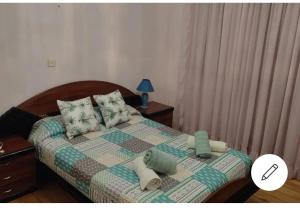 Un dormitorio con una cama con dos animales de peluche encima. en Secuoya, en Cabezón de la Sal