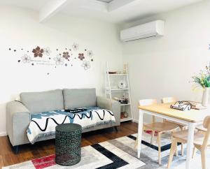 卢拉The Mountain View Cottage in Leura的带沙发和桌子的客厅