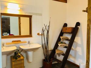 a bathroom with two sinks and a mirror at Villa Familiale 8p Piscine Jardin PMR in Le Gosier