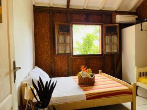 a bedroom with a table with a basket of fruit on it at Villa Familiale 8p Piscine Jardin PMR in Le Gosier
