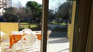 リミニにあるResidence Specialの公園の景色を望むバルコニー(テーブル、椅子付)