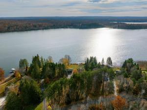 una vista aérea de un lago con una casa en Kenny Lodge Condo, en Namekagon