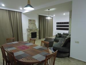 ein Wohnzimmer mit einem Tisch und einem Sofa in der Unterkunft Villa Didveli Bakuriani in Bakuriani