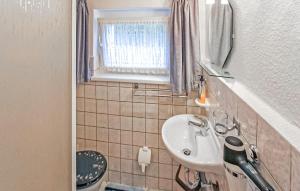 ein kleines Badezimmer mit Waschbecken und Fenster in der Unterkunft Ferienwohnung Zirchow in Zirchow + 4 Fotos