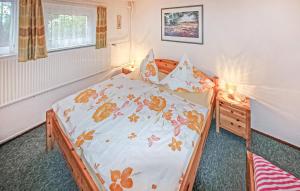 ein Schlafzimmer mit einem Bett mit geblümter Bettdecke in der Unterkunft Ferienwohnung Zirchow in Zirchow