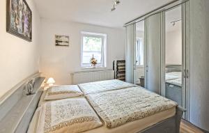 Postel nebo postele na pokoji v ubytování Ferienwohnung Plau Am See + 8 fotografií
