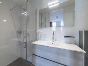 ColijnsplaatにあるHoliday Home in Colijnsplaat by Oosterscheldeの洗面台とシャワー付きの白いバスルーム +30枚の写真