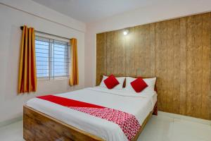 Postel nebo postele na pokoji v ubytování Hotel O VBH Inn