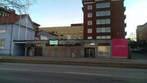 um edifício ao lado de uma rua da cidade em Citysleep em Luleå