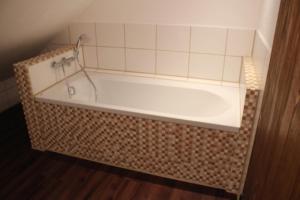 bañera en la esquina de una habitación en Ferienwohnung Bergkristall, en Immenstadt im Allgäu