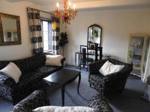 Khu vực ghế ngồi tại Family suite in a hotel in Tranekær