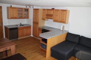 sala de estar con sofá y cocina en Ferienwohnung Bergkristall, en Immenstadt im Allgäu