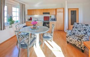 una cucina e un soggiorno con tavolo e sedie di Ferienwohnung Hohen Wangelin a Hohen Wangelin