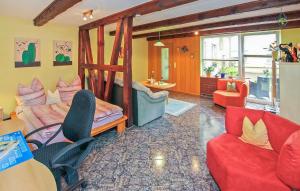 una camera con soggiorno dotato di letto e sedie di Ferienwohnung Malchow a Malchow