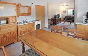 Una cocina con una mesa de madera en una habitación. en Ferienhaus Barth, en Barth