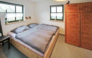 Cama grande en habitación con vestidor y ventanas en Ferienhaus Barth, en Barth 3 fotos más