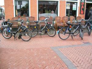 un grupo de bicicletas estacionadas junto a una valla en HCR Teernstra en Balk