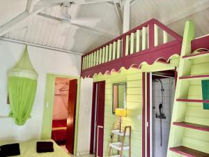 un soggiorno con una scala colorata e un'altra di Bungalow confortable à Sainte-Anne, 45 m² avec jardin a Sainte-Anne Altre 10 foto