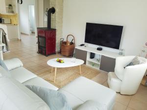 TV a/nebo společenská místnost v ubytování Maison de camp. plain-pied avec jardin, 2 chambres, terrasse couverte, proche Gérardmer et Saint-Dié - FR-1-589-386 + 27 fotografií