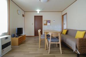 een kamer met een bed, een tafel en stoelen bij Yadokito2 in Otaru +62 foto's
