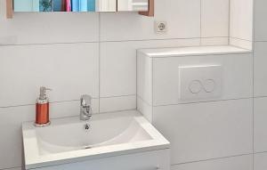 Un baño blanco con lavabo y espejo. en Ferienwohnung Pruchten, en Pruchten 6 fotos más