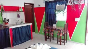 Una pequeña cocina con una mesa y un fregadero. en Appartamenti Melissa, en Playa del Carmen 66 fotos más