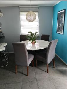 Afbeelding uit fotogalerij van 5 Bedroom Home in Hamilton in Hamilton