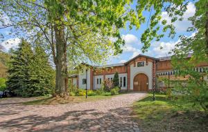 a large brick house with a tree and a driveway at Ferienwohnung Kuchelmiß in Kuchelmiß +11 photos
