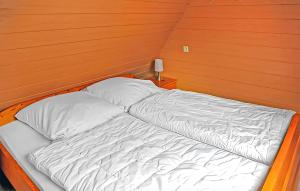 Postel nebo postele na pokoji v ubytování Ferienhaus Waren Müritz + 4 fotografie