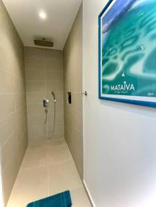 Tahatai - Private beach, pool, AC, High speed net的一间浴室