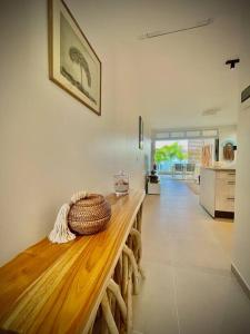 Tahatai - Private beach, pool, AC, High speed net的休息区