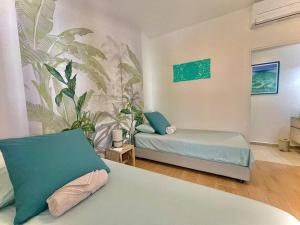 Tahatai - Private beach, pool, AC, High speed net的休息区