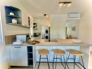 PaeaTahatai - Private beach, pool, AC, High speed net的厨房配有2把吧台凳和台面