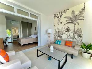 Tahatai - Private beach, pool, AC, High speed net客房内的一张或多张床位