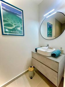 Tahatai - Private beach, pool, AC, High speed net的一间浴室